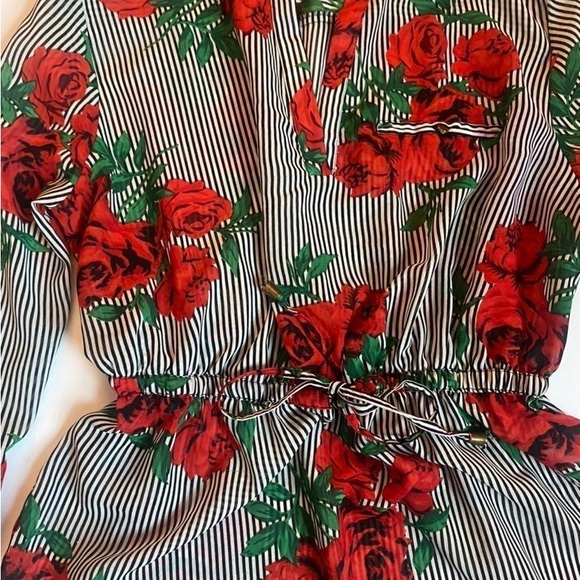 Women Size 1x Hi Low Shirt Blouse Plus Curvy Black White Stripes Red Flowers - Picture 3 of 4